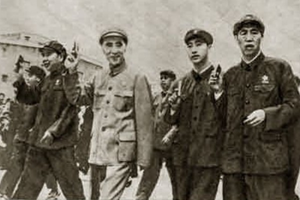 学者认为,〝林彪反革命集团〞根本不存在,《五七一工程纪要》证明了林立果的〝小舰队〞是一帮对中国前途很有先见之明的人。图左二为林彪,左三为林立果。(资料图片)