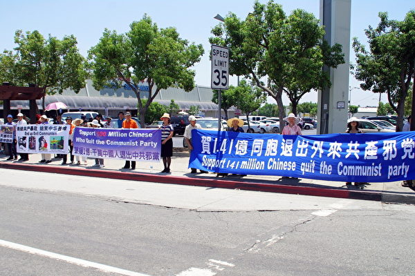 2013年7月13日,洛杉矶部分法轮功学员在圣盖博山谷大道(Valley Blvd.)筑起“真相长城”吸引过往车辆注意力。(大纪元资料图)
