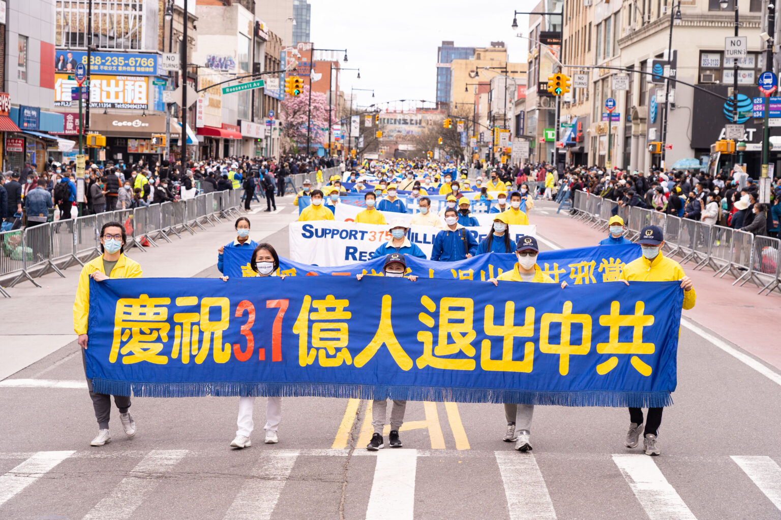 2021年4月18日,上千名大紐約地區中西族裔法輪功學員在華人社區法拉盛舉行遊行和集會,紀念1999年萬名法輪功學員在北京和平上訪22周年。(戴兵/大紀元)