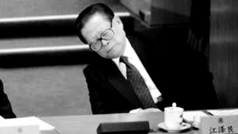 日媒消息称,十八大前,胡锦涛已将江泽民在军委大楼办公室和中南海的办公室强行关闭。(合成图片)