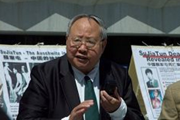 耶鲁大学退休教授张育明医生讲述,中共密件爆太湖冤魂事件。图为张育明医生在2006年一场新闻发布会上演讲。(明慧网)