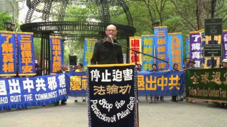 8千多法轮功学员在纽约联合国附近集会声援2亿华人退出中共(Jeremy Taylor发言)