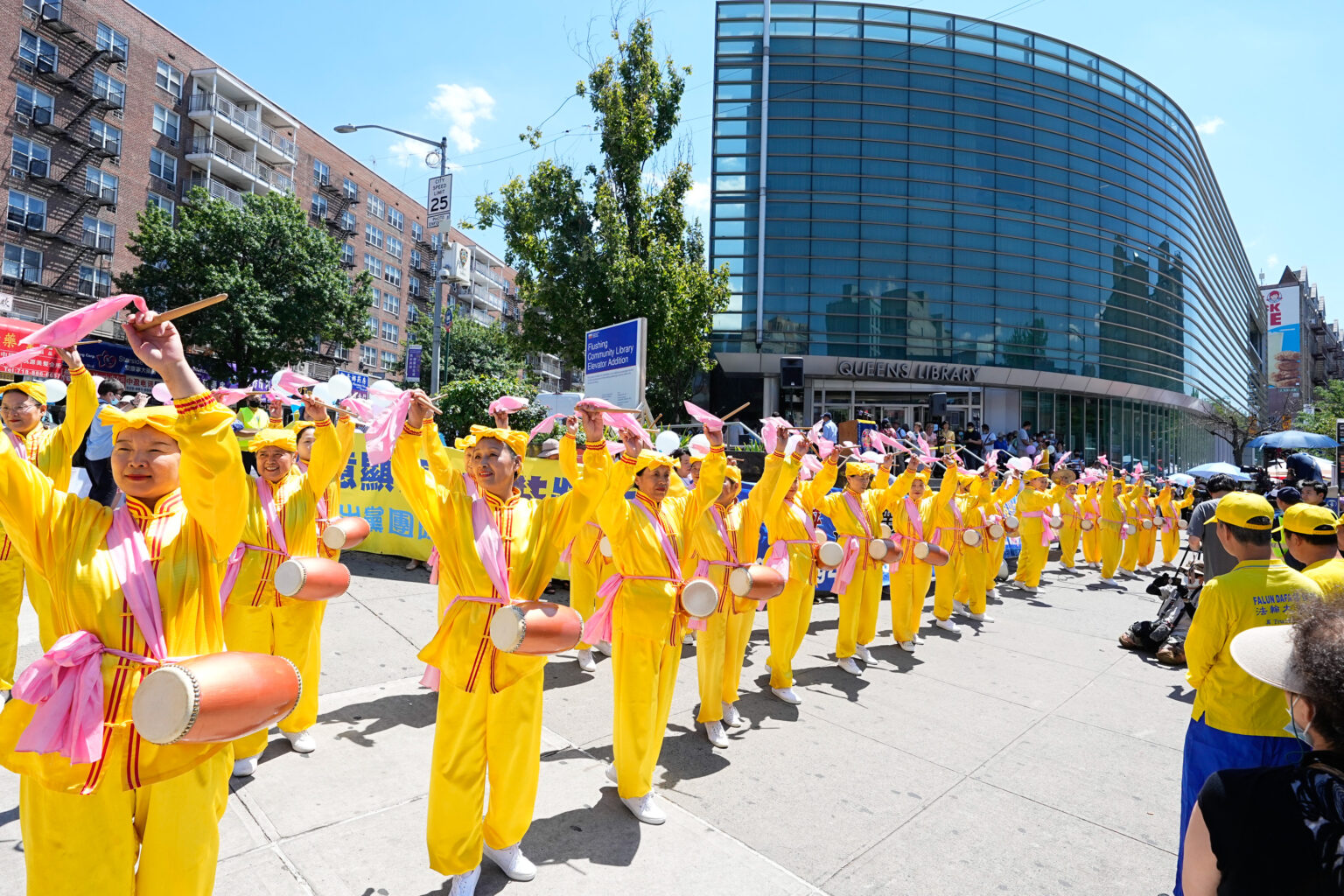 8月3日,纽约民众在法拉盛举行集会,庆祝4亿中华儿女退出中共党团队组织。图为纽约腰鼓队。(戴兵/全球退党服务中心)