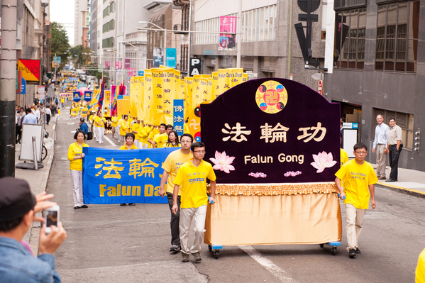 震撼法轮功大游行 唐人街华人业主“三退”(图文)