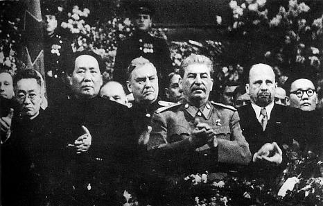 毛泽东(右二)与斯大林(左三)在1949年12月莫斯科举办的斯大林71岁庆生会上。(维基百科公共领域)