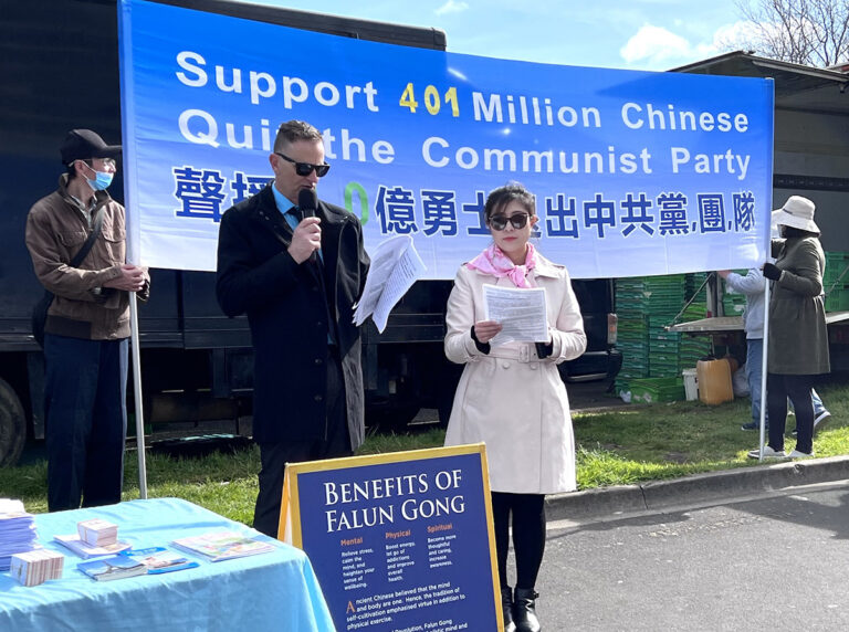 二零二二年九月十一日法轮功学员在奥克兰西区(Avondale)的农贸市场集会庆祝四亿同胞退出中共,民众签名支持 。