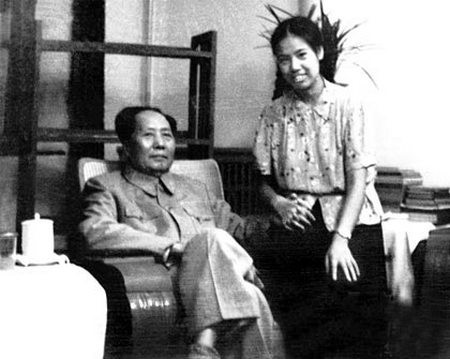 毛泽东和邵华合影两人十指相扣。(资料图片)