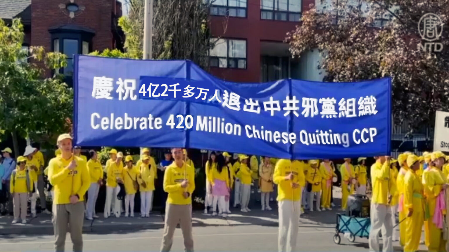认清共产党的真面目,觉醒的中国人不断地发表三退声明,这股源自于心灵良知的正义呼声,汇集成壮阔波澜的三退洪流。(視頻截图/退党中心合成)