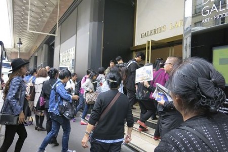退党义工们在拉法耶特商场门前向大陆游客们赠发真相资料。(明慧网)