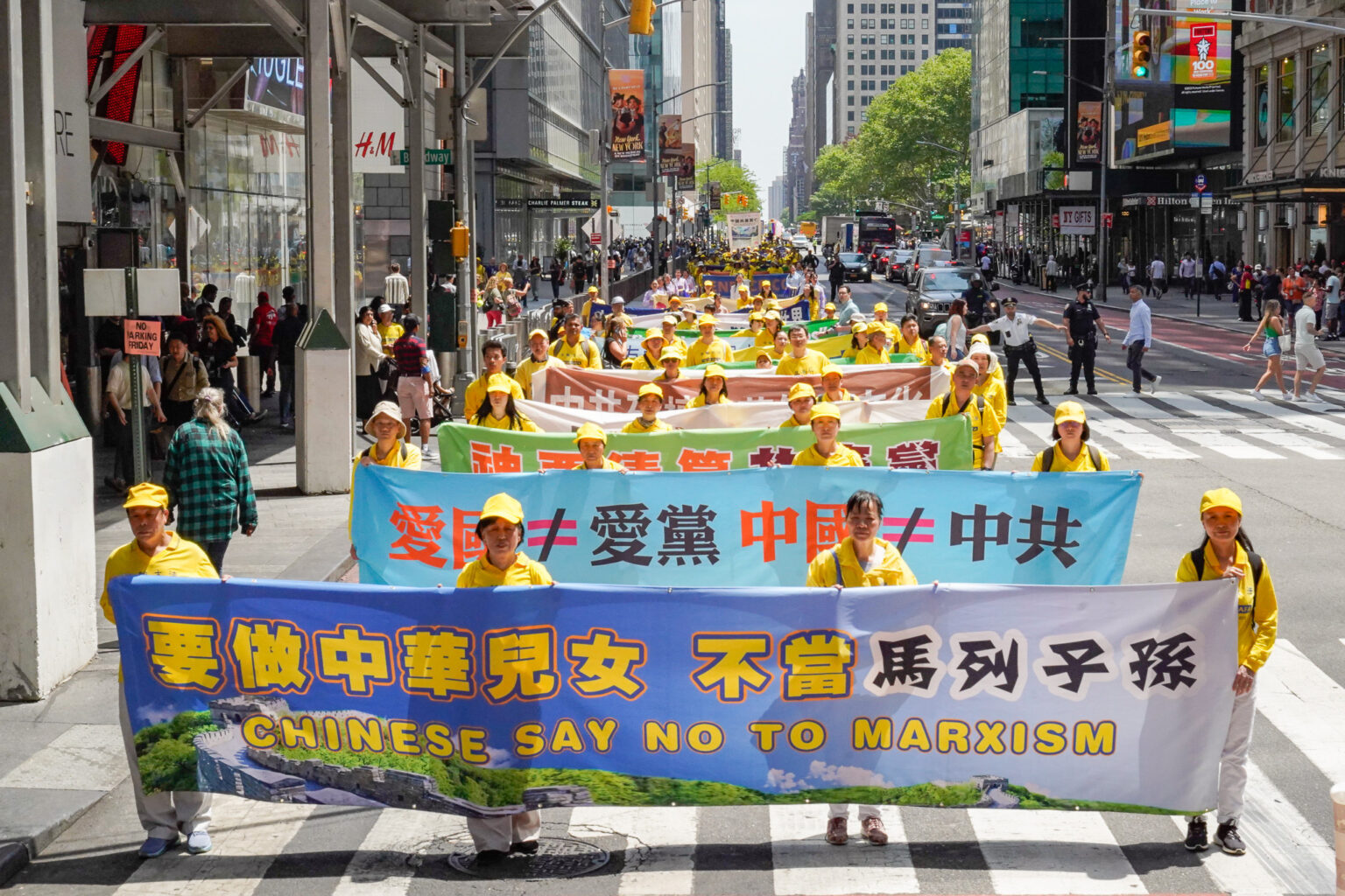 2023年5月12日,大纽约地区部分法轮功学员汇集在纽约曼哈顿举办盛大游行,庆祝法轮大法洪传世界31周年暨第24届世界法轮大法日,同时也庆贺逾四亿勇士退出中共邪党组织。(张静怡/全球退党服务中心)