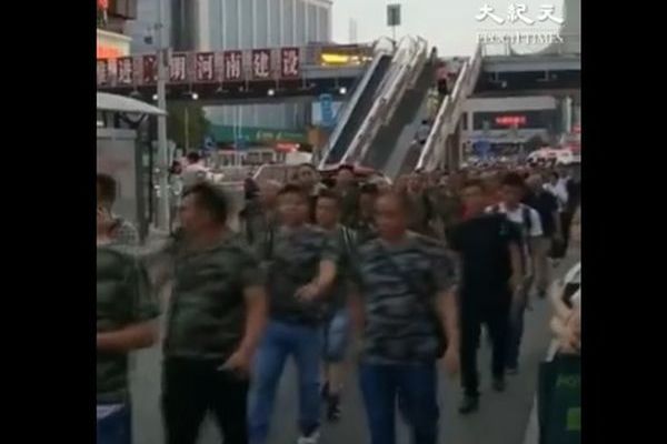 江苏镇江老兵集体维权遭到清场镇压,引发各地老兵声援和聚集,事件正在引起外界广泛关注。(视频截图)