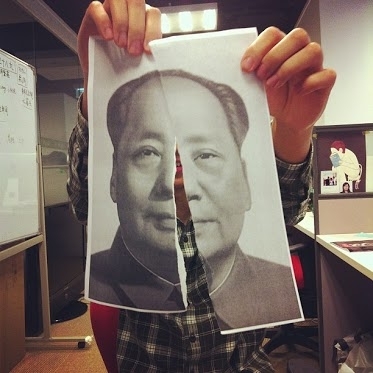十八大前民众撕毛像(大纪元)