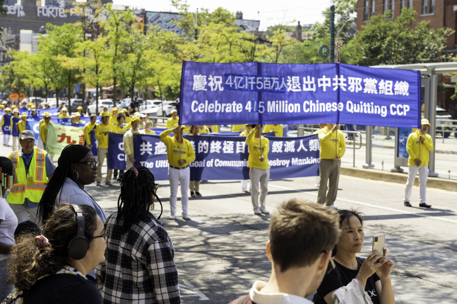 2023年8月19日下午,多伦多约600位法轮功学员在市中心举行游行活动,以声援近四亿二千万勇士三退(退党、退团、退队)。(艾文/大纪元)