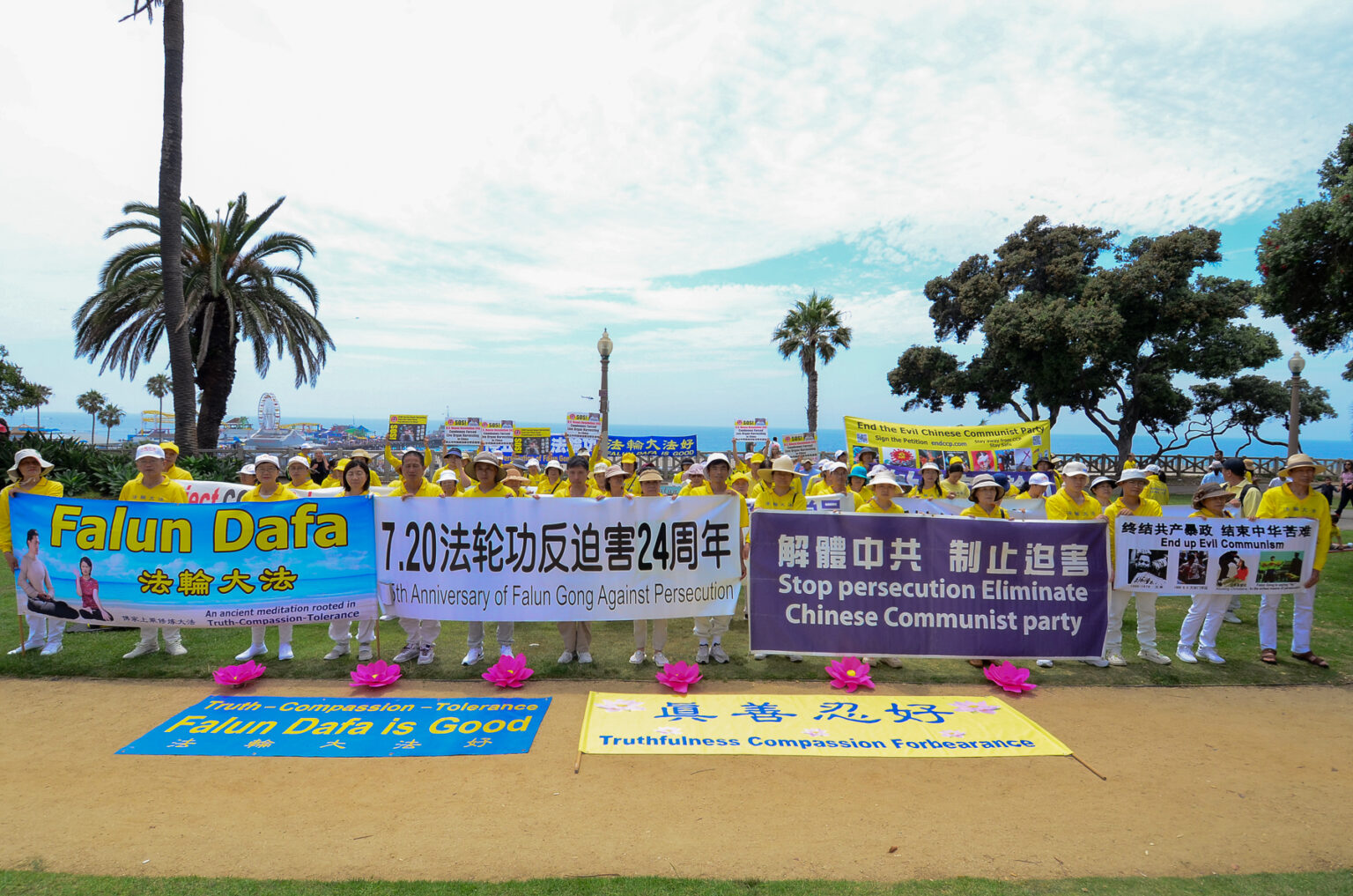 7月23日(周日),洛杉矶法轮功学员来到世界著名的旅游胜地圣莫妮卡海滩(Santa Monica Beach),举办反迫害活动,他们展开横幅,揭露中共活摘法轮功学员器官,等一系列反人类罪恶,呼吁结束中共(endccp)暴政。(洛杉矶退党中心)