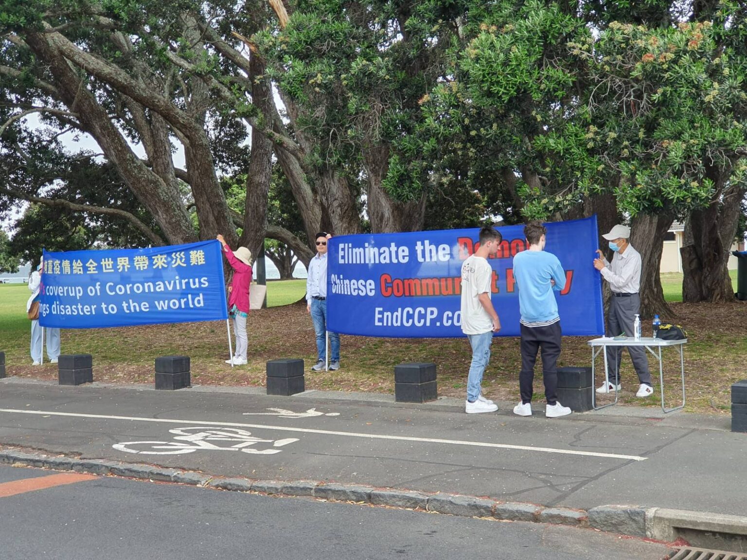 路人在了解真相。(Ivictoria/大纪元)