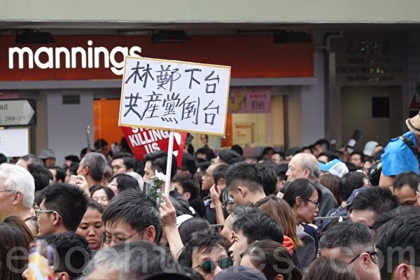 香港“反送中”风暴未必会随了幕后黑手的意,却可能敲响了中共的丧钟。图为2019年6月16日,香港反送中游行,民众持“林郑下台 共产党倒台”的展板。(余钢/大纪元)