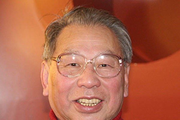 2008年2月17日,陈嘉远教授法兰克福神韵演出的中场休息时接受新唐人电视台德文记者采访,他赞叹:“这才是真正的中国传统文化!” (Alexander Hamrle/NTD)