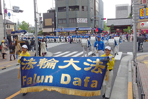 4月7日中午“庆三亿勇士退出中共”的游行队伍出现在游客聚集的东京浅草一带。(卢勇/大纪元)