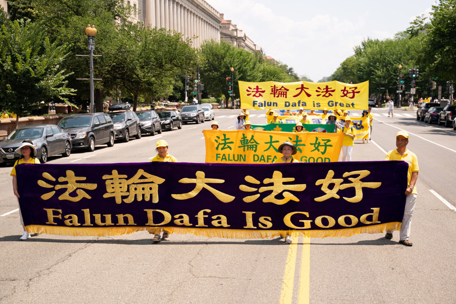 2021年7月16日,近两千法轮功学员在华盛顿DC举行了声势浩大的反迫害集会和游行,呼唤良知,回归传统,呼吁全世界各国应站在一起,立刻结束中共暴政。(戴兵/全球退党服务中心)