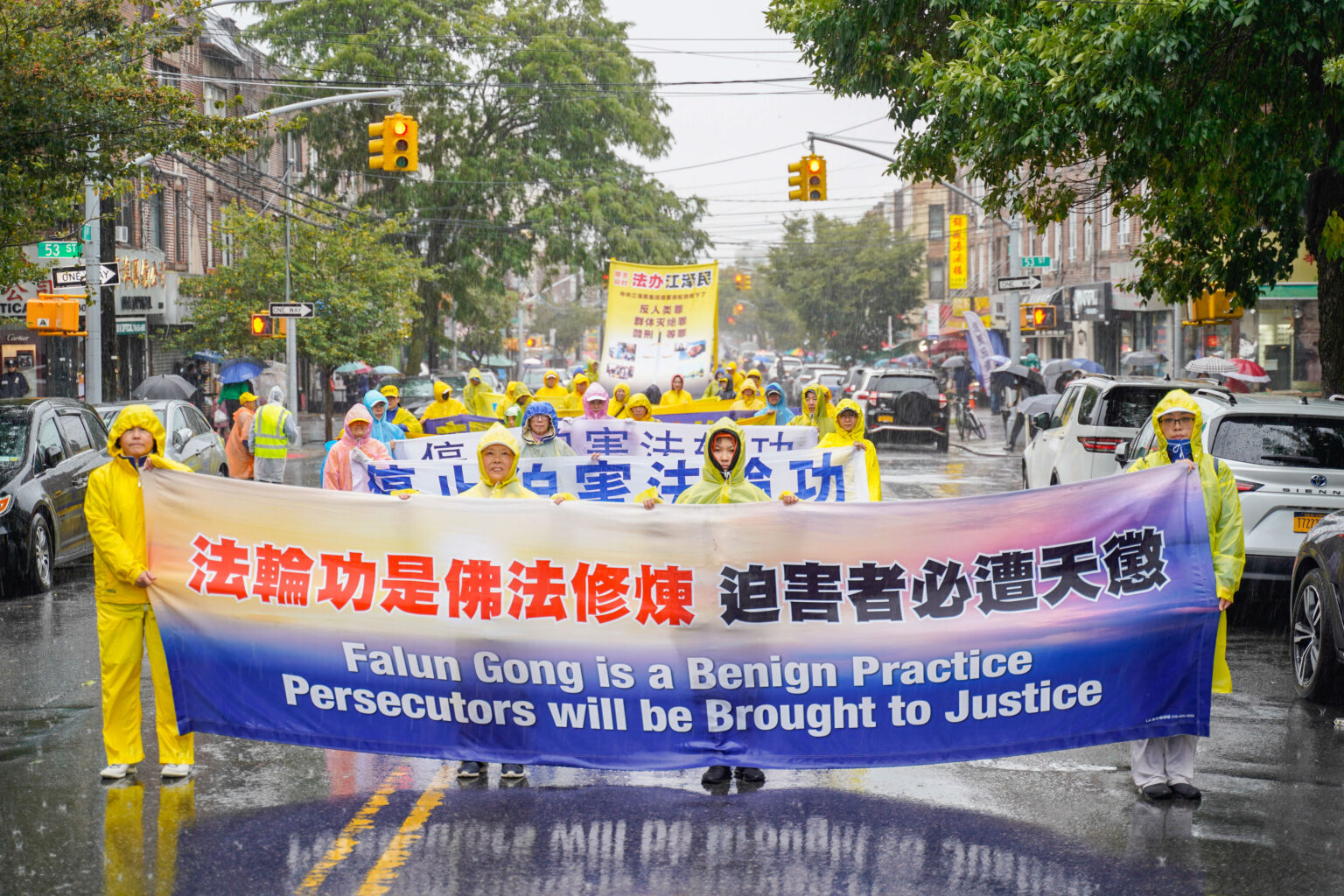 2022年10月2日,逾千名法轮功学员冒雨在纽约布鲁克林游行声援4亿人退出中共党团队组织。(张静怡/全球退党服务中心)