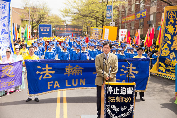 法轮大法信息中心发言人张而平表示,法轮功学员在“四二五”上访中表现出来的和平理性、大善大忍,是时代的骄傲,法轮功学员对“真、善、忍”的坚守,也是在捍卫中华民族乃至世界文明最核心的价值与精神。(戴兵/大纪元)