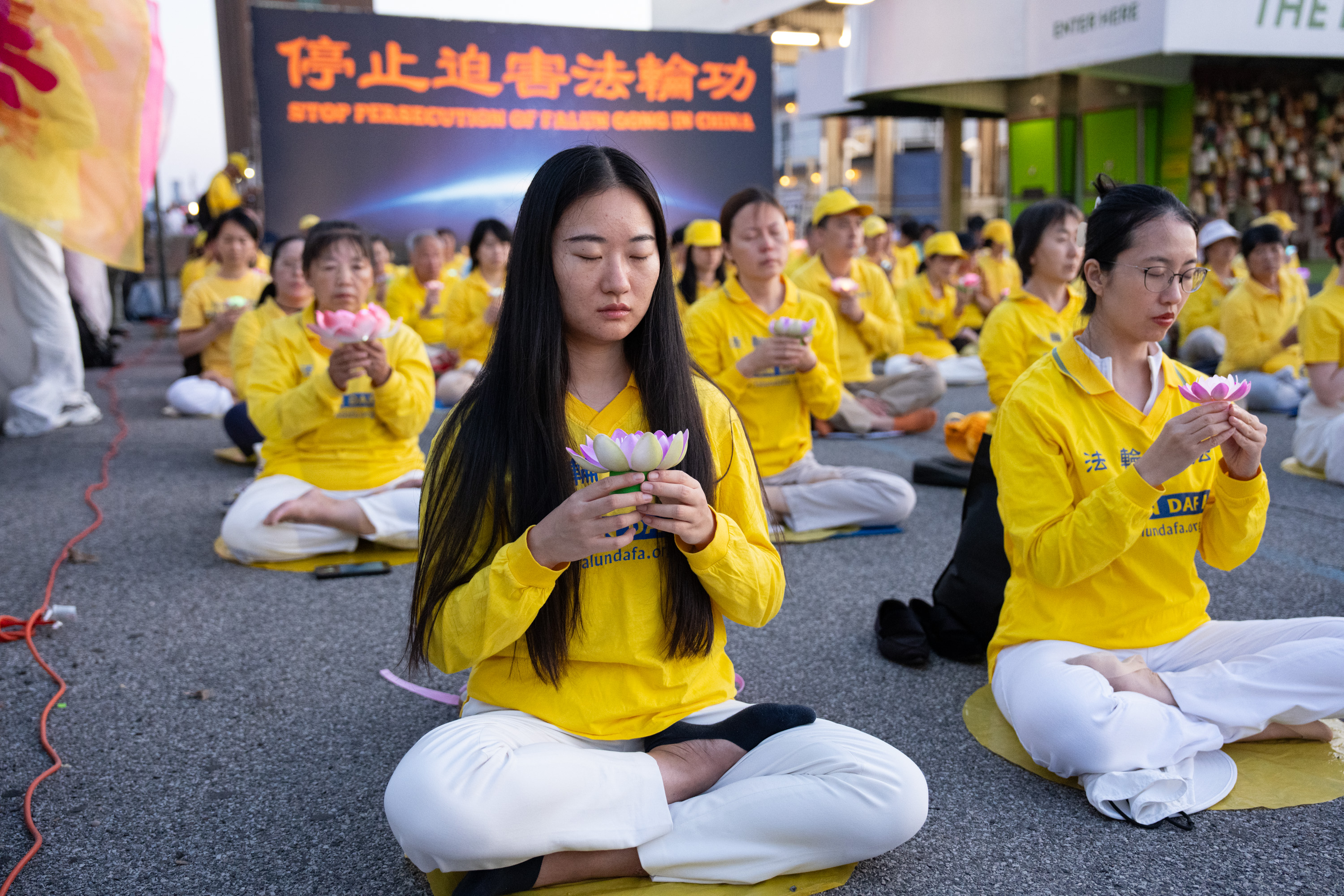 7月20日,大纽约地区部分法轮功学员在纽约中领馆前举行“7.20反迫害27周年”集会及烛光夜悼。(戴兵/大纪元)