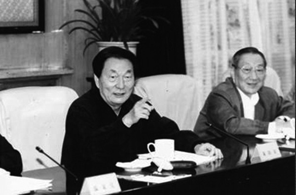 美媒披露,在中共十五大上,江泽民为了制约时任国务院总理的朱鎔基,将其心腹李岚清安排为第一副总理。(资料图片)
