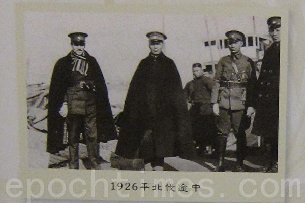 蒋介石在1933年第二期军官训练团的开学训词中,说到了共产党毁掉中国人五千年来历代圣哲所倡导的做人的道理,要让中国人都变成一个不忠不孝,无礼无义的禽兽!图为蒋介石(中)1926年北伐途中(摄影: 钟元 / 翻摄)