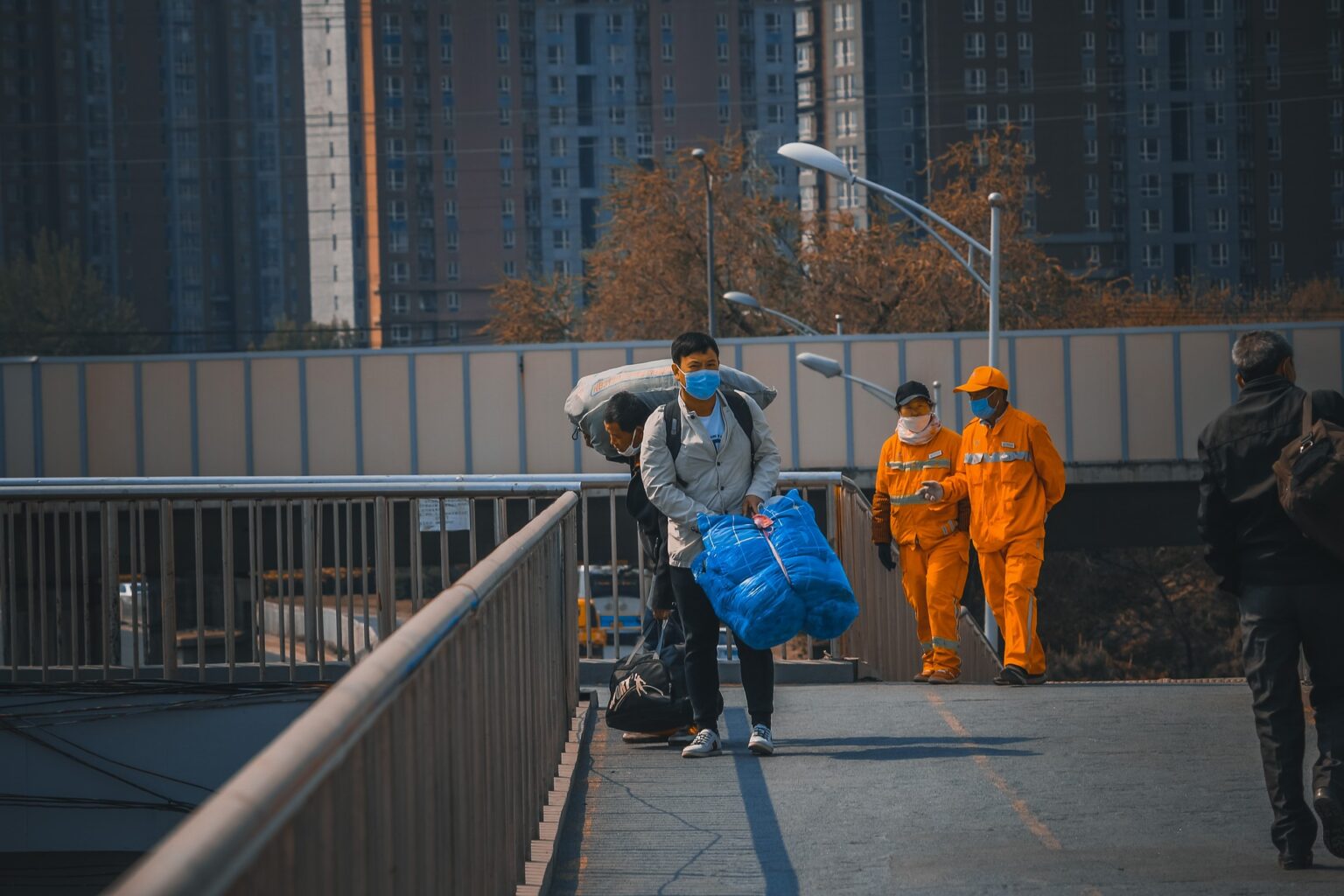 准备回家的农民工。(网络图片)