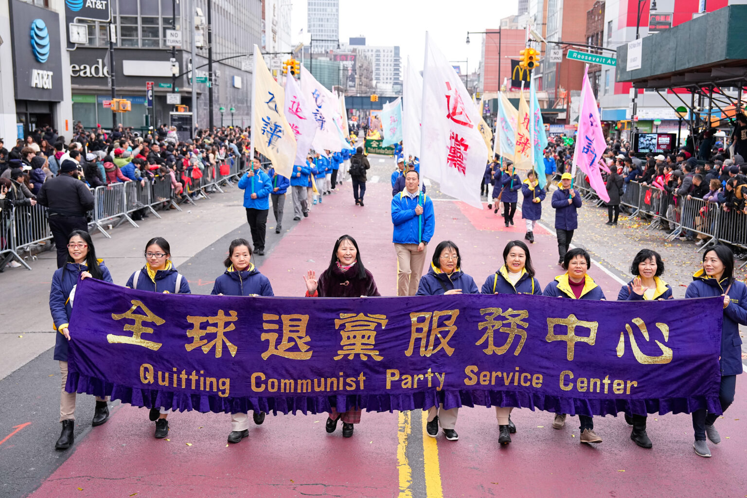 “全球退党服务中心”参加法拉盛中国新年游行。有新移民说看到退党中心的队伍,鼓励了他们办理三退。(戴兵/全球退党服务中心)