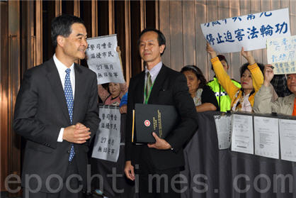 追丑闻反侵害 民愤延烧香港特首办(图文)