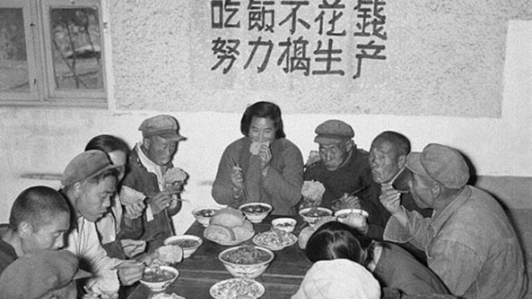农民集体在食堂吃饭。(维基百科公有领域)