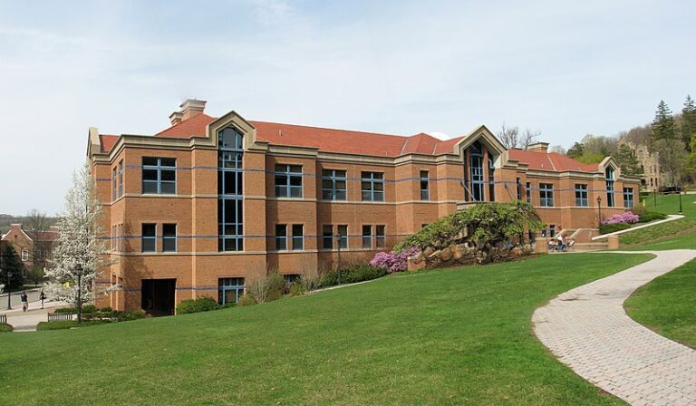 纽约“阿尔弗莱德大学”(Alfred University)。(维基百科)