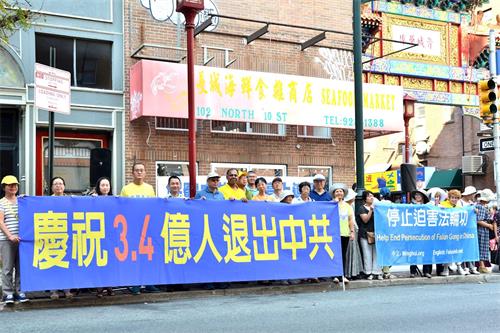 2019年9月22日,费城部分法轮功学员在中国城举办庆祝三亿四千万中国人三退的讲真相活动。(良克霖/大纪元)