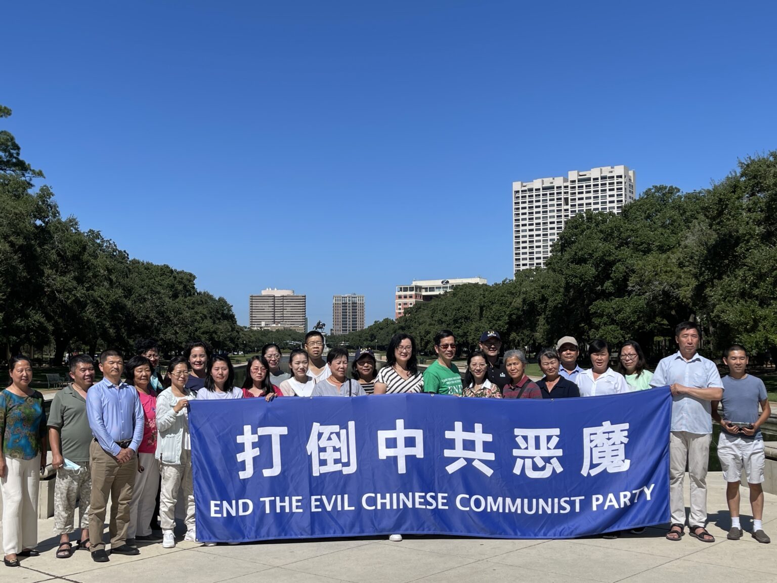 解体中共纽约传播真相车队本周一(10月11日)来到美国南部最大城市休斯顿,他们希望告诉民众,共产主义摧毁人类,必须结束中共。(全球退党服务中心)