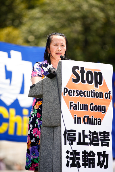 华盛顿DC720法轮功解体中共结束迫害大集会。全球退党中心主席易荣女士发言。(戴兵/大纪元)