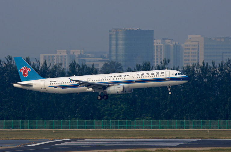 中国三大航空央企去年的年报显示,受疫情等多重因素影响,三大航空亏损合计超千亿元,亏损达历史同期新高。(网络图片)