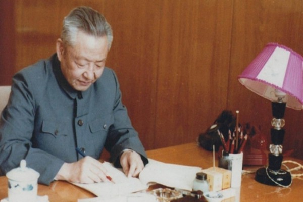 据记载,习仲勋家风之严,在很多人看来有点不近人情,习仲勋曾告诫女儿,〝夹着尾巴做人。〞还曾让子女都远走高飞,只留一个从政。(资料图片)