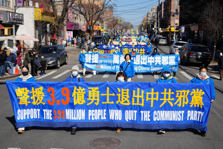 2022年2月27日,纽约法轮功学员在布碌仑8大道游行声援3亿9仟万勇士退出中共党团队, 声援“打倒中共恶魔”(EndCCP)征签200万。(戴兵/全球退党服务中心)