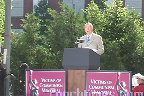 美国国会众议员达纳.罗拉巴克(Dana Rohrabacher)说,“纪念碑将提醒人们,在中国、越南、古巴等国家,还有成百上千万在共产暴政统治下遭受苦难的人。”(夏春/大纪元)