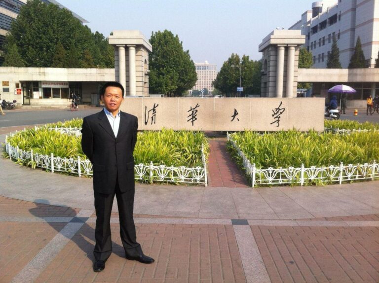 俞平在清华大学校门前,摄于2012年。(俞平提供)