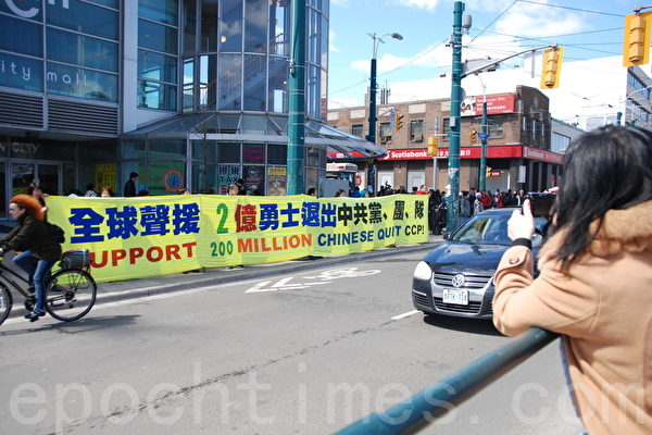 4月11日,多伦多民众在市中心东区唐人街举办真相长城活动,为民众讲真相,劝“三退”,以声援全球2亿人士觉醒,退出中共党、团、队。(艾文/大纪元)