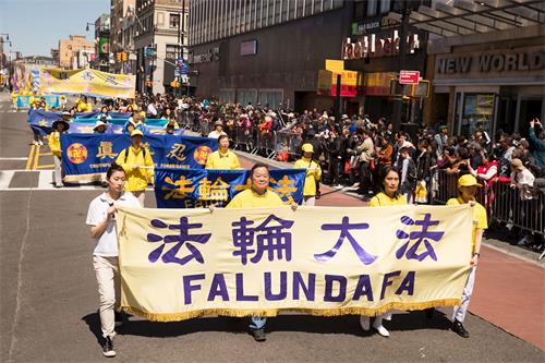 纪念“四·二五”暨声援“三亿”三退,纽约举办千人大游行,沿途吸引许多民众观看,有四百多人现场三退。