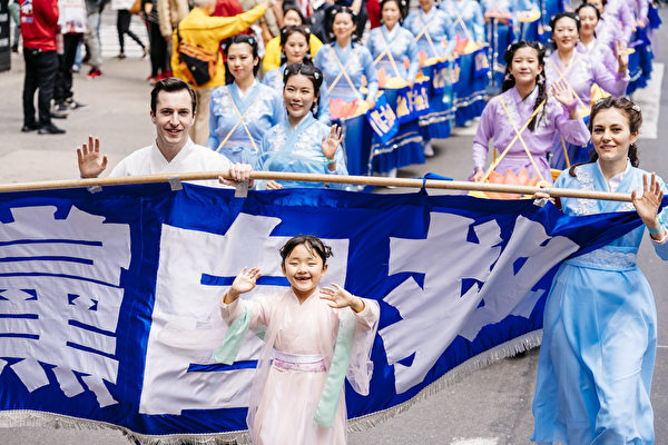 5月16日,来自欧洲、亚洲、南美洲、北美洲、非洲、大洋洲六大洲的部分法轮功修炼者,聚集在纽约曼哈顿,游行庆祝法轮大法洪传27周年。(爱德华/大纪元)