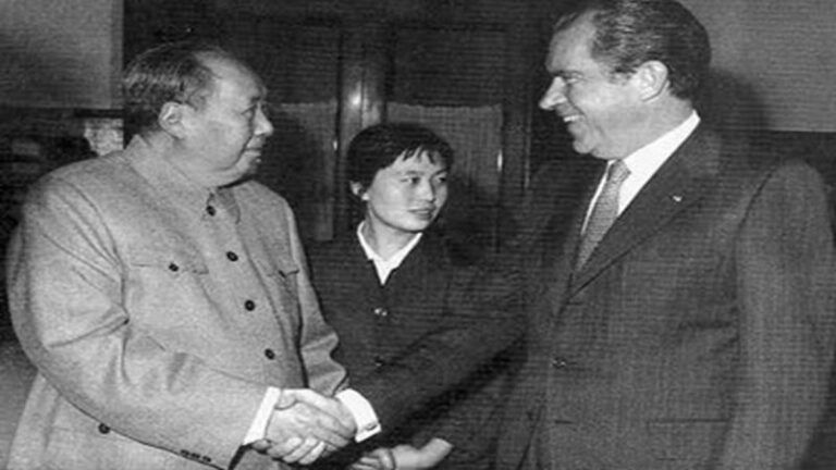 毛泽东1972年接见美国总统尼克松时,右手与尼克松相握,左手却拉着一个小女人的手不放。(资料图片)