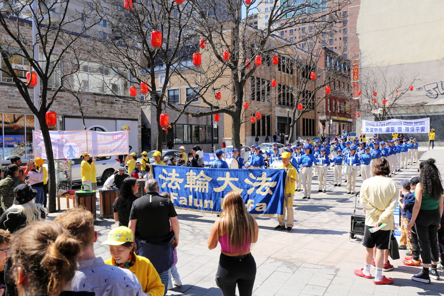 2023年4月15日,蒙特利尔部分法轮功学员在唐人街举办“天灭中共——声援中国同胞退党团队”集会,民众积极响应。(大纪元)