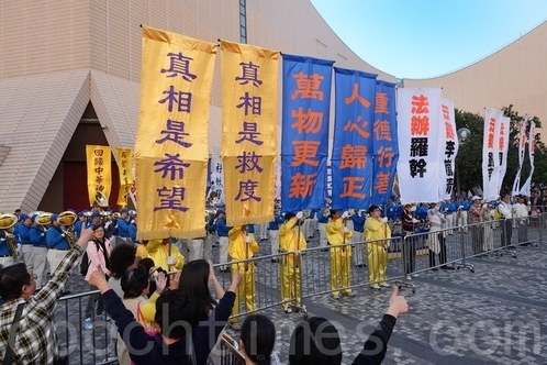 组图:香港退党大游行 大批陆客围观拍照