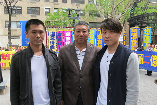 5月15日,两位大陆年轻人在纽约集会现场公开宣布退出中共党团队之后,与美国守护者同盟主席卞和祥(中)合影。(林南/大纪元)