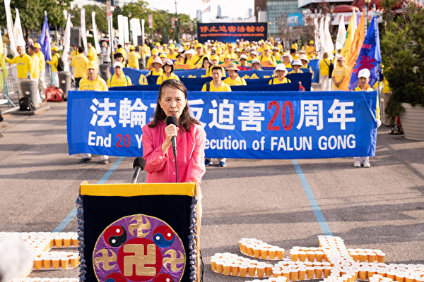 2019年7月15日,全球退党服务中心负责人易蓉女士在纪念720反迫害20周年纽约中领馆前的集会上发言。 (戴兵/大纪元)