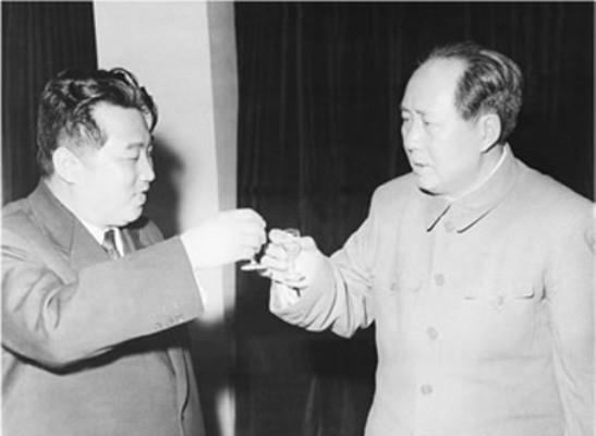 《纽约时报》发文称,:〝毛泽东养虎贻患,间接地使平壤获得了核武器,给后来的北京领导人留下了无穷的后患。〞图为朝鲜前独裁者金日成(左)与中共前党魁毛泽东(右)。(历史资料图片)